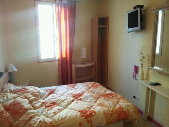 Hotel Royal Colombes Aulnay-sous-Bois Quarto foto